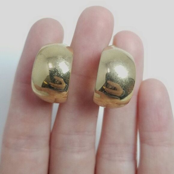 Vintage Wide Gold Tone Huggie Hoop Clip on Earrings, Classic Retro Style, Estate - Picture 1 of 5